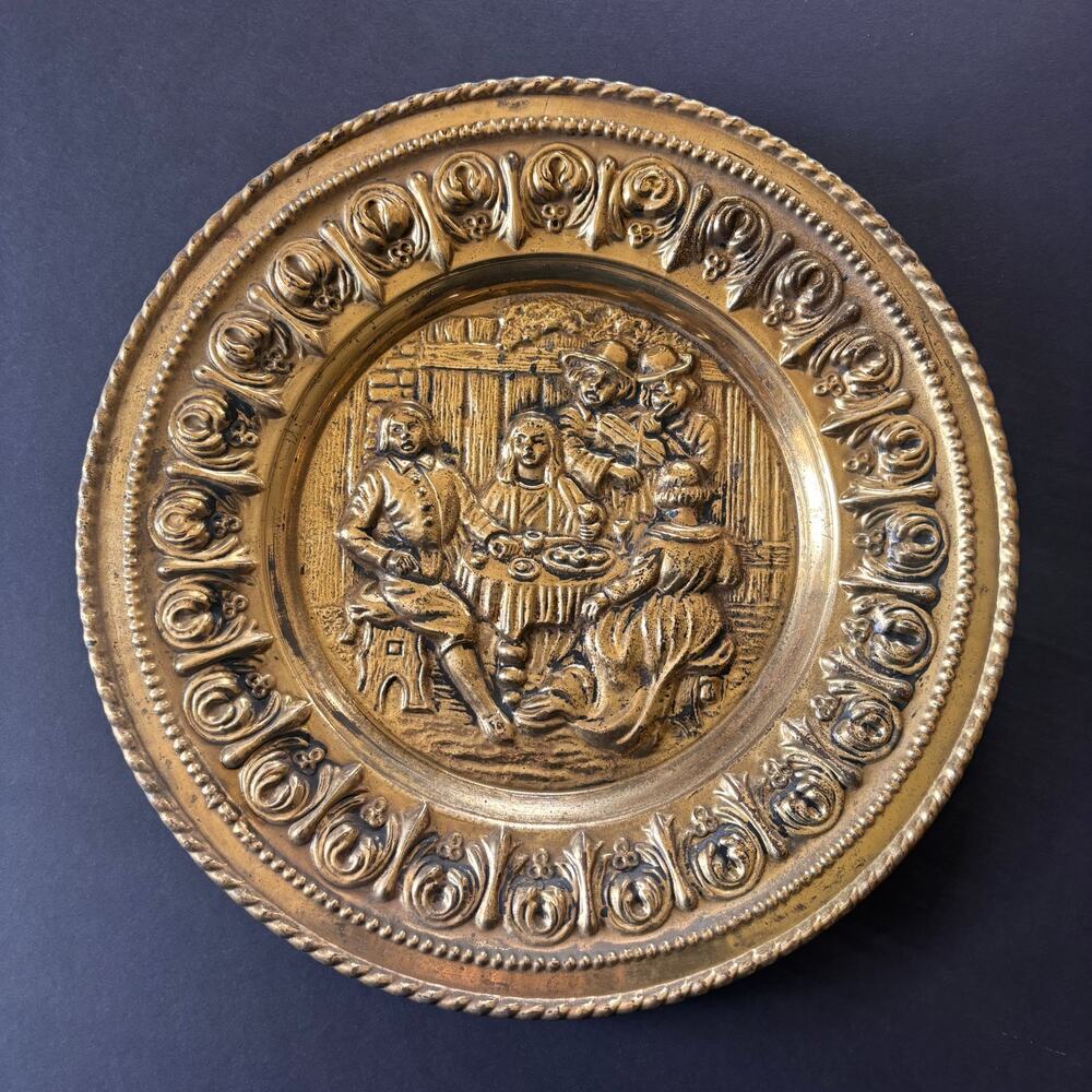 Vintage 12" English Brass Wall Plate - Embossed Tavern Scene - Peerage Style - Picture 4 of 8